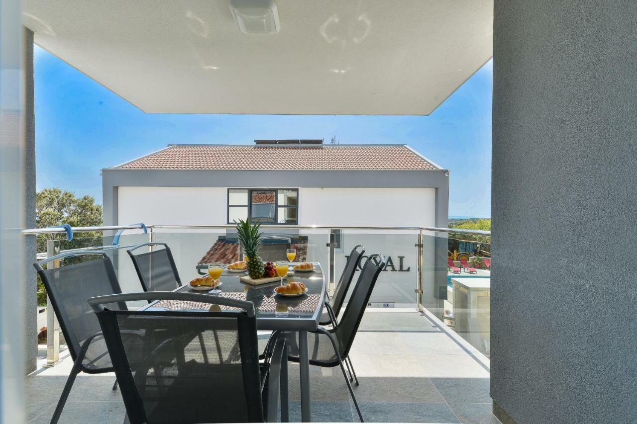 נובליה Royal Apartments מראה חיצוני תמונה